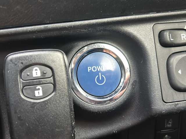 トヨタ アクア クロスオーバー 沖縄県 2017(平29)年 6.5万km コバルトブルーメタリック 純正ナビ・TV・Bluetooth・CD・DVD/バックカメラ/ETC/ドライブレコーダー/オートライト/衝突軽減システム/レーンキープアシスト/革巻きステアリング/ステアリングスイッチ/電動格納ミラー/先行車発進告知/サイドバイザー/ウィンカードアミラー/純正アルミ/スマートキー