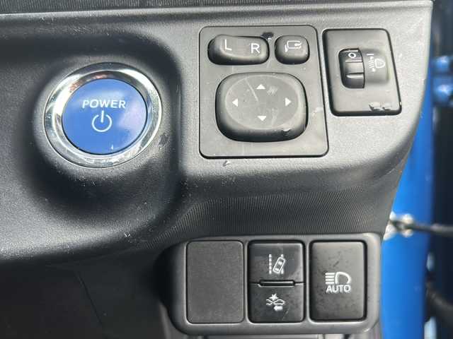 トヨタ アクア クロスオーバー 沖縄県 2017(平29)年 6.5万km コバルトブルーメタリック 純正ナビ・TV・Bluetooth・CD・DVD/バックカメラ/ETC/ドライブレコーダー/オートライト/衝突軽減システム/レーンキープアシスト/革巻きステアリング/ステアリングスイッチ/電動格納ミラー/先行車発進告知/サイドバイザー/ウィンカードアミラー/純正アルミ/スマートキー