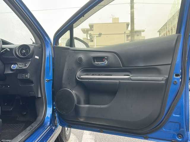 トヨタ アクア クロスオーバー 沖縄県 2017(平29)年 6.5万km コバルトブルーメタリック 純正ナビ・TV・Bluetooth・CD・DVD/バックカメラ/ETC/ドライブレコーダー/オートライト/衝突軽減システム/レーンキープアシスト/革巻きステアリング/ステアリングスイッチ/電動格納ミラー/先行車発進告知/サイドバイザー/ウィンカードアミラー/純正アルミ/スマートキー