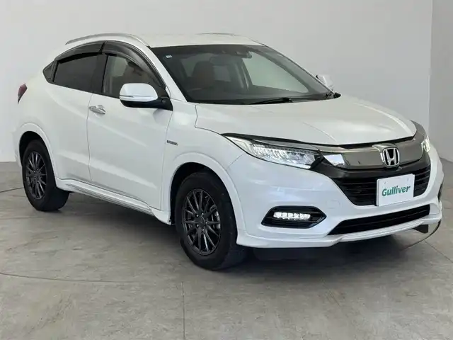 ホンダ ヴェゼル ハイブリッド Z ホンダセンシング 愛知県 2020(令2)年 3.2万km プラチナホワイトパール ホンダセンシング/　・衝突軽減ブレーキ/　・誤発進抑制機能/　・歩行者事故低減ステアリング/　・路外逸脱抑制機能/　・アダプティブクルーズコントロール/　・LKAS/　・先行車発進お知らせ機能/　・標識認識機能/純正ナビ/（Bluetooth/フルセグTV/CD/DVD/SD）/バックカメラ/革巻きステアリング/ドライブレコーダー/ステアリングリモコン/ハーフレザー/シートヒーター/純正フロアマット/ドアバイザー/パドルシフト/オートホールド/防眩ミラー