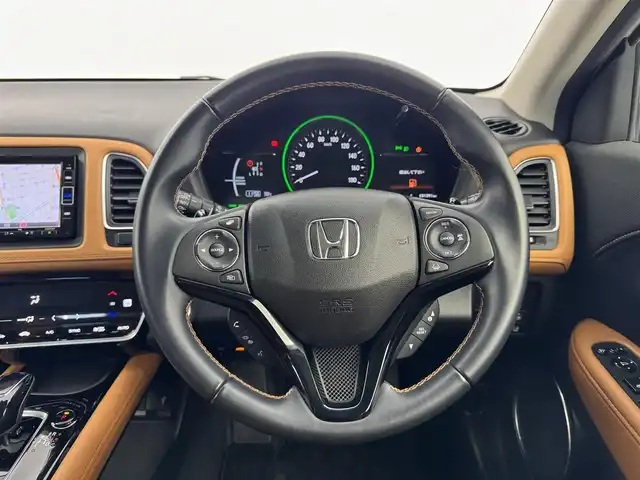 ホンダ ヴェゼル ハイブリッド Z ホンダセンシング 愛知県 2020(令2)年 3.2万km プラチナホワイトパール ホンダセンシング/　・衝突軽減ブレーキ/　・誤発進抑制機能/　・歩行者事故低減ステアリング/　・路外逸脱抑制機能/　・アダプティブクルーズコントロール/　・LKAS/　・先行車発進お知らせ機能/　・標識認識機能/純正ナビ/（Bluetooth/フルセグTV/CD/DVD/SD）/バックカメラ/革巻きステアリング/ドライブレコーダー/ステアリングリモコン/ハーフレザー/シートヒーター/純正フロアマット/ドアバイザー/パドルシフト/オートホールド/防眩ミラー