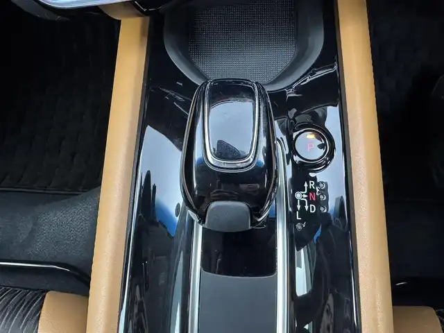 ホンダ ヴェゼル ハイブリッド Z ホンダセンシング 愛知県 2020(令2)年 3.2万km プラチナホワイトパール ホンダセンシング/　・衝突軽減ブレーキ/　・誤発進抑制機能/　・歩行者事故低減ステアリング/　・路外逸脱抑制機能/　・アダプティブクルーズコントロール/　・LKAS/　・先行車発進お知らせ機能/　・標識認識機能/純正ナビ/（Bluetooth/フルセグTV/CD/DVD/SD）/バックカメラ/革巻きステアリング/ドライブレコーダー/ステアリングリモコン/ハーフレザー/シートヒーター/純正フロアマット/ドアバイザー/パドルシフト/オートホールド/防眩ミラー