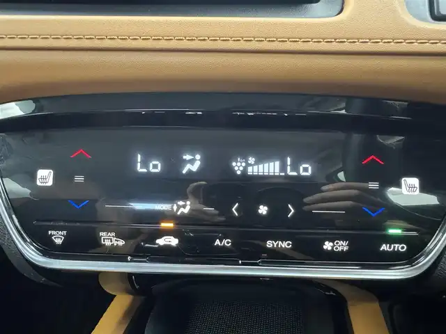 ホンダ ヴェゼル ハイブリッド Z ホンダセンシング 愛知県 2020(令2)年 3.2万km プラチナホワイトパール ホンダセンシング/　・衝突軽減ブレーキ/　・誤発進抑制機能/　・歩行者事故低減ステアリング/　・路外逸脱抑制機能/　・アダプティブクルーズコントロール/　・LKAS/　・先行車発進お知らせ機能/　・標識認識機能/純正ナビ/（Bluetooth/フルセグTV/CD/DVD/SD）/バックカメラ/革巻きステアリング/ドライブレコーダー/ステアリングリモコン/ハーフレザー/シートヒーター/純正フロアマット/ドアバイザー/パドルシフト/オートホールド/防眩ミラー