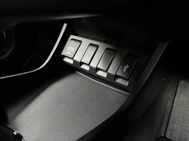 ホンダ ヴェゼル ハイブリッド Z ホンダセンシング 愛知県 2020(令2)年 3.2万km プラチナホワイトパール ホンダセンシング/　・衝突軽減ブレーキ/　・誤発進抑制機能/　・歩行者事故低減ステアリング/　・路外逸脱抑制機能/　・アダプティブクルーズコントロール/　・LKAS/　・先行車発進お知らせ機能/　・標識認識機能/純正ナビ/（Bluetooth/フルセグTV/CD/DVD/SD）/バックカメラ/革巻きステアリング/ドライブレコーダー/ステアリングリモコン/ハーフレザー/シートヒーター/純正フロアマット/ドアバイザー/パドルシフト/オートホールド/防眩ミラー