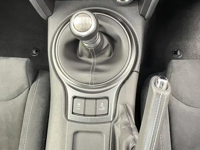 トヨタ ８６ GR 千葉県 2018(平30)年 1.9万km クリスタルホワイトパール 社外7インチメモリーナビ/・Bluetooth接続/・フルセグTV/・バックカメラ/GR専用装備/・6速マニュアル設定のみ/・F/S/Rスポイラー/・Rays製17インチAW/・ザックス製ショック/・RECARO製バケットシート/・センターマフラー/スマートキー/LEDヘッドライト