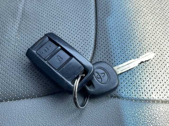 トヨタ ランドクルーザー 静岡県 2015(平27)年 3.5万km グレーメタリック 純正CD/デフロック/純正16インチAW/ETC/キーレス/スペアキー/背面タイヤ/保証書/取説