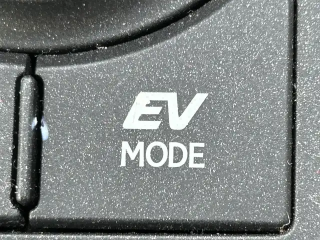 レクサス ＮＸ 300h Fスポーツ 岡山県 2015(平27)年 8.9万km ブラック 登録時走行距離89044km/パノラマルーフ/純正ナビ/フルセグTV(AM.FM.CD.DVD.TV.BT)/バックカメラ/ビルトインETC/シートヒーター/エアシート/ステアリングヒーター/クリアランスソナー/衝突軽減ブレーキ/レーダークルーズコントロール/レーンキープアシスト/オートライト/アイドリングストップ/電動リアゲート/18インチ純正AW/純正フロアマット/本革シート/プッシュスタート