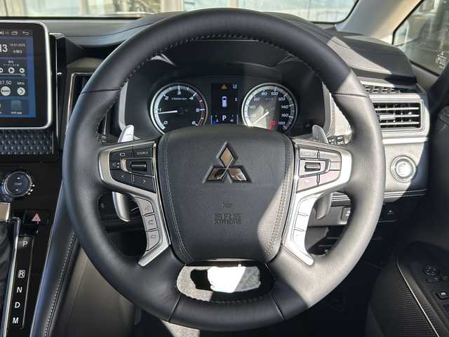 三菱 デリカＤ：５ シャモニー 静岡県 2025(令7)年 0.1千km グラファイトグレーメタリック/ブラックマイカ 社外ナビ（BOUWOIMAナビ　10インチ）/　Bluetooth/ラジオ/主要装備/・アダプティクブクルーズコントロール/・レーンキープアシスト/・プリクラッシュセーフティー/・全方位カメラ/・両側パワースライドドア/・BSM/・シートヒーター/・パドルシフト/・アラウンドビューモニター（ミラー型）/・アイドリングストップ/・ステアリングヒーター/・ステアリングリモコン/・オートホールド/・オートハイビーム/・LEDヘッドライト
