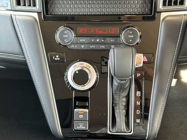 三菱 デリカＤ：５ シャモニー 静岡県 2025(令7)年 0.1千km グラファイトグレーメタリック/ブラックマイカ 社外ナビ（BOUWOIMAナビ　10インチ）/　Bluetooth/ラジオ/主要装備/・アダプティクブクルーズコントロール/・レーンキープアシスト/・プリクラッシュセーフティー/・全方位カメラ/・両側パワースライドドア/・BSM/・シートヒーター/・パドルシフト/・アラウンドビューモニター（ミラー型）/・アイドリングストップ/・ステアリングヒーター/・ステアリングリモコン/・オートホールド/・オートハイビーム/・LEDヘッドライト