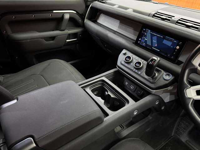 ランドローバー ランドローバー ディフェンダー 90 千葉県 2021(令3)年 2.1万km サントリーニブラック ドライバーアシストパック　/ＡＣＣ　/ナビ　/ＣａｒＰｌａｙ　/３６０°カメラ　/Ｂｌｕｅｔｏｏｔｈ接続　/ＬＥＤライト　/オートハイビーム　/純正２０インチＡＷ　/衝突軽減ブレーキ　/ＢＳＭ　/ＬＫＡ　/ＥＴＣ　/ドラレコ