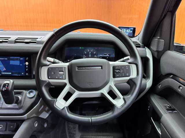 ランドローバー ランドローバー ディフェンダー 90 千葉県 2021(令3)年 2.1万km サントリーニブラック ドライバーアシストパック　/ＡＣＣ　/ナビ　/ＣａｒＰｌａｙ　/３６０°カメラ　/Ｂｌｕｅｔｏｏｔｈ接続　/ＬＥＤライト　/オートハイビーム　/純正２０インチＡＷ　/衝突軽減ブレーキ　/ＢＳＭ　/ＬＫＡ　/ＥＴＣ　/ドラレコ