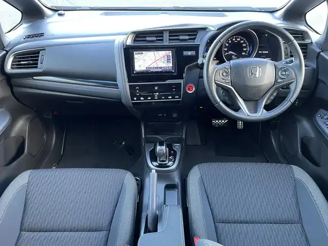 ホンダ フィット ハイブリット S ホンダセンシング 群馬県 2018(平30)年 1.7万km クリスタルブラックパール 社外メモリーナビ/（CD/Bluetooth/AYX/USB/ワンセグTV）/ホンダセンシング/・アダプティブクルーズコントロール/・CMBS（衝突軽減ブレーキ）/・誤発進抑制機能/・歩行者事故低減ステアリング/・路外逸脱抑制機能/・LKAS（車線維持支援システム）/・先行車発進お知らせ機能/・標識認識機能/パドルシフト/ECONモード/プッシュスタート/ステアリングリモコン/LEDヘッドランプ/リアスポイラー/ステンレス製スポーツペダル/グレー柄入りブラックファブリックシート