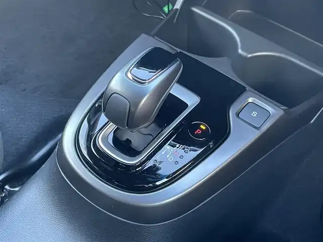 ホンダ フィット ハイブリット S ホンダセンシング 群馬県 2018(平30)年 1.7万km クリスタルブラックパール 社外メモリーナビ/（CD/Bluetooth/AYX/USB/ワンセグTV）/ホンダセンシング/・アダプティブクルーズコントロール/・CMBS（衝突軽減ブレーキ）/・誤発進抑制機能/・歩行者事故低減ステアリング/・路外逸脱抑制機能/・LKAS（車線維持支援システム）/・先行車発進お知らせ機能/・標識認識機能/パドルシフト/ECONモード/プッシュスタート/ステアリングリモコン/LEDヘッドランプ/リアスポイラー/ステンレス製スポーツペダル/グレー柄入りブラックファブリックシート