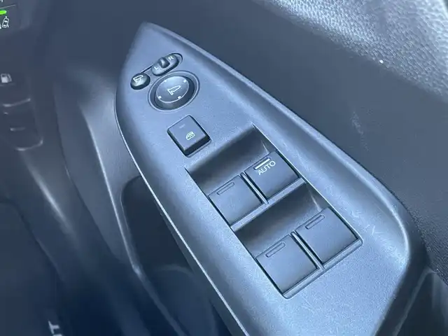 ホンダ フィット ハイブリット S ホンダセンシング 群馬県 2018(平30)年 1.7万km クリスタルブラックパール 社外メモリーナビ/（CD/Bluetooth/AYX/USB/ワンセグTV）/ホンダセンシング/・アダプティブクルーズコントロール/・CMBS（衝突軽減ブレーキ）/・誤発進抑制機能/・歩行者事故低減ステアリング/・路外逸脱抑制機能/・LKAS（車線維持支援システム）/・先行車発進お知らせ機能/・標識認識機能/パドルシフト/ECONモード/プッシュスタート/ステアリングリモコン/LEDヘッドランプ/リアスポイラー/ステンレス製スポーツペダル/グレー柄入りブラックファブリックシート