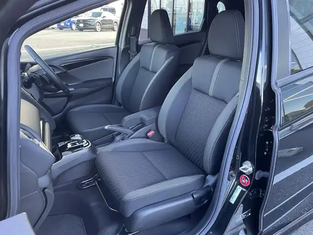 ホンダ フィット ハイブリット S ホンダセンシング 群馬県 2018(平30)年 1.7万km クリスタルブラックパール 社外メモリーナビ/（CD/Bluetooth/AYX/USB/ワンセグTV）/ホンダセンシング/・アダプティブクルーズコントロール/・CMBS（衝突軽減ブレーキ）/・誤発進抑制機能/・歩行者事故低減ステアリング/・路外逸脱抑制機能/・LKAS（車線維持支援システム）/・先行車発進お知らせ機能/・標識認識機能/パドルシフト/ECONモード/プッシュスタート/ステアリングリモコン/LEDヘッドランプ/リアスポイラー/ステンレス製スポーツペダル/グレー柄入りブラックファブリックシート