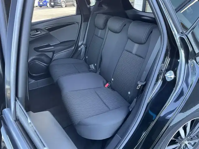 ホンダ フィット ハイブリット S ホンダセンシング 群馬県 2018(平30)年 1.7万km クリスタルブラックパール 社外メモリーナビ/（CD/Bluetooth/AYX/USB/ワンセグTV）/ホンダセンシング/・アダプティブクルーズコントロール/・CMBS（衝突軽減ブレーキ）/・誤発進抑制機能/・歩行者事故低減ステアリング/・路外逸脱抑制機能/・LKAS（車線維持支援システム）/・先行車発進お知らせ機能/・標識認識機能/パドルシフト/ECONモード/プッシュスタート/ステアリングリモコン/LEDヘッドランプ/リアスポイラー/ステンレス製スポーツペダル/グレー柄入りブラックファブリックシート