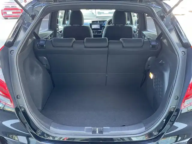 ホンダ フィット ハイブリット S ホンダセンシング 群馬県 2018(平30)年 1.7万km クリスタルブラックパール 社外メモリーナビ/（CD/Bluetooth/AYX/USB/ワンセグTV）/ホンダセンシング/・アダプティブクルーズコントロール/・CMBS（衝突軽減ブレーキ）/・誤発進抑制機能/・歩行者事故低減ステアリング/・路外逸脱抑制機能/・LKAS（車線維持支援システム）/・先行車発進お知らせ機能/・標識認識機能/パドルシフト/ECONモード/プッシュスタート/ステアリングリモコン/LEDヘッドランプ/リアスポイラー/ステンレス製スポーツペダル/グレー柄入りブラックファブリックシート