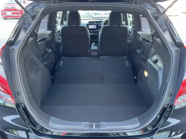 ホンダ フィット ハイブリット S ホンダセンシング 群馬県 2018(平30)年 1.7万km クリスタルブラックパール 社外メモリーナビ/（CD/Bluetooth/AYX/USB/ワンセグTV）/ホンダセンシング/・アダプティブクルーズコントロール/・CMBS（衝突軽減ブレーキ）/・誤発進抑制機能/・歩行者事故低減ステアリング/・路外逸脱抑制機能/・LKAS（車線維持支援システム）/・先行車発進お知らせ機能/・標識認識機能/パドルシフト/ECONモード/プッシュスタート/ステアリングリモコン/LEDヘッドランプ/リアスポイラー/ステンレス製スポーツペダル/グレー柄入りブラックファブリックシート