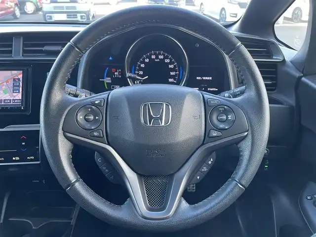 ホンダ フィット ハイブリット S ホンダセンシング 群馬県 2018(平30)年 1.7万km クリスタルブラックパール 社外メモリーナビ/（CD/Bluetooth/AYX/USB/ワンセグTV）/ホンダセンシング/・アダプティブクルーズコントロール/・CMBS（衝突軽減ブレーキ）/・誤発進抑制機能/・歩行者事故低減ステアリング/・路外逸脱抑制機能/・LKAS（車線維持支援システム）/・先行車発進お知らせ機能/・標識認識機能/パドルシフト/ECONモード/プッシュスタート/ステアリングリモコン/LEDヘッドランプ/リアスポイラー/ステンレス製スポーツペダル/グレー柄入りブラックファブリックシート