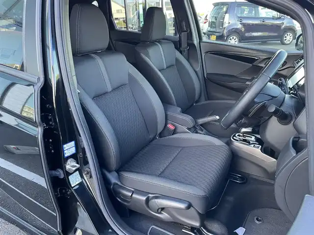 ホンダ フィット ハイブリット S ホンダセンシング 群馬県 2018(平30)年 1.7万km クリスタルブラックパール 社外メモリーナビ/（CD/Bluetooth/AYX/USB/ワンセグTV）/ホンダセンシング/・アダプティブクルーズコントロール/・CMBS（衝突軽減ブレーキ）/・誤発進抑制機能/・歩行者事故低減ステアリング/・路外逸脱抑制機能/・LKAS（車線維持支援システム）/・先行車発進お知らせ機能/・標識認識機能/パドルシフト/ECONモード/プッシュスタート/ステアリングリモコン/LEDヘッドランプ/リアスポイラー/ステンレス製スポーツペダル/グレー柄入りブラックファブリックシート