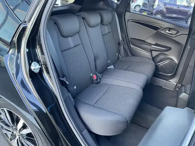 ホンダ フィット ハイブリット S ホンダセンシング 群馬県 2018(平30)年 1.7万km クリスタルブラックパール 社外メモリーナビ/（CD/Bluetooth/AYX/USB/ワンセグTV）/ホンダセンシング/・アダプティブクルーズコントロール/・CMBS（衝突軽減ブレーキ）/・誤発進抑制機能/・歩行者事故低減ステアリング/・路外逸脱抑制機能/・LKAS（車線維持支援システム）/・先行車発進お知らせ機能/・標識認識機能/パドルシフト/ECONモード/プッシュスタート/ステアリングリモコン/LEDヘッドランプ/リアスポイラー/ステンレス製スポーツペダル/グレー柄入りブラックファブリックシート