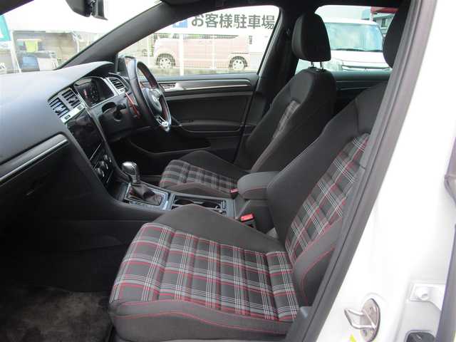 フォルクスワーゲン ゴルフ ＧＴＩ 岡山県 2018(平30)年 7.4万km ピュアホワイト ・テクノロジーパッケージ/・ダイナミックコーナリングライト/・デジタルメータークラスター/・ダークテールランプ/・LEDテールランプ（ダイナミックインジゲーター）/ディスカバープロパッケージ/純正9.2インチナビ/DVD再生可能/CD/Bluetooth/ジェスチャーコントロール/2.0対応ETC/LEDヘッドライト/フォグランプ/パドルシフト/GTI専用シート/スパルコ19AW/社外リアディフューザー/ACC/レーンアシスト/トラフィックアシスト/BSF/スタティックコーナリングライト/バックカメラ/PDC/FDS/社外リアスポイラー