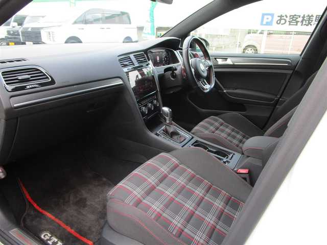 フォルクスワーゲン ゴルフ ＧＴＩ 岡山県 2018(平30)年 7.4万km ピュアホワイト ・テクノロジーパッケージ/・ダイナミックコーナリングライト/・デジタルメータークラスター/・ダークテールランプ/・LEDテールランプ（ダイナミックインジゲーター）/ディスカバープロパッケージ/純正9.2インチナビ/DVD再生可能/CD/Bluetooth/ジェスチャーコントロール/2.0対応ETC/LEDヘッドライト/フォグランプ/パドルシフト/GTI専用シート/スパルコ19AW/社外リアディフューザー/ACC/レーンアシスト/トラフィックアシスト/BSF/スタティックコーナリングライト/バックカメラ/PDC/FDS/社外リアスポイラー