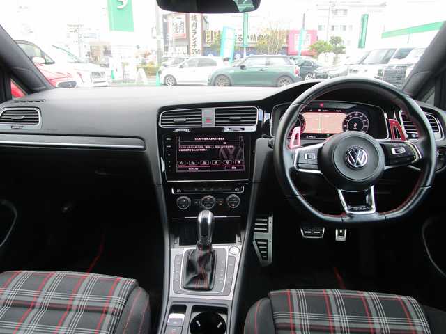 フォルクスワーゲン ゴルフ ＧＴＩ 岡山県 2018(平30)年 7.4万km ピュアホワイト ・テクノロジーパッケージ/・ダイナミックコーナリングライト/・デジタルメータークラスター/・ダークテールランプ/・LEDテールランプ（ダイナミックインジゲーター）/ディスカバープロパッケージ/純正9.2インチナビ/DVD再生可能/CD/Bluetooth/ジェスチャーコントロール/2.0対応ETC/LEDヘッドライト/フォグランプ/パドルシフト/GTI専用シート/スパルコ19AW/社外リアディフューザー/ACC/レーンアシスト/トラフィックアシスト/BSF/スタティックコーナリングライト/バックカメラ/PDC/FDS/社外リアスポイラー