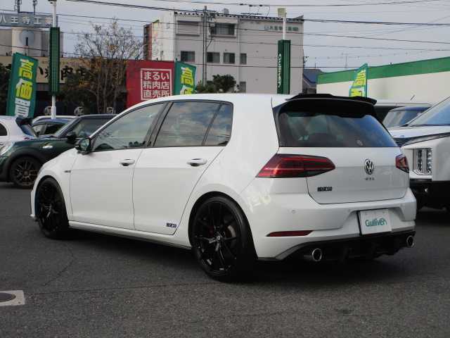 フォルクスワーゲン ゴルフ ＧＴＩ 岡山県 2018(平30)年 7.4万km ピュアホワイト ・テクノロジーパッケージ/・ダイナミックコーナリングライト/・デジタルメータークラスター/・ダークテールランプ/・LEDテールランプ（ダイナミックインジゲーター）/ディスカバープロパッケージ/純正9.2インチナビ/DVD再生可能/CD/Bluetooth/ジェスチャーコントロール/2.0対応ETC/LEDヘッドライト/フォグランプ/パドルシフト/GTI専用シート/スパルコ19AW/社外リアディフューザー/ACC/レーンアシスト/トラフィックアシスト/BSF/スタティックコーナリングライト/バックカメラ/PDC/FDS/社外リアスポイラー