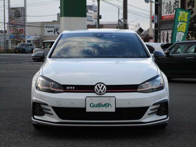 フォルクスワーゲン ゴルフ ＧＴＩ 岡山県 2018(平30)年 7.4万km ピュアホワイト ・テクノロジーパッケージ/・ダイナミックコーナリングライト/・デジタルメータークラスター/・ダークテールランプ/・LEDテールランプ（ダイナミックインジゲーター）/ディスカバープロパッケージ/純正9.2インチナビ/DVD再生可能/CD/Bluetooth/ジェスチャーコントロール/2.0対応ETC/LEDヘッドライト/フォグランプ/パドルシフト/GTI専用シート/スパルコ19AW/社外リアディフューザー/ACC/レーンアシスト/トラフィックアシスト/BSF/スタティックコーナリングライト/バックカメラ/PDC/FDS/社外リアスポイラー