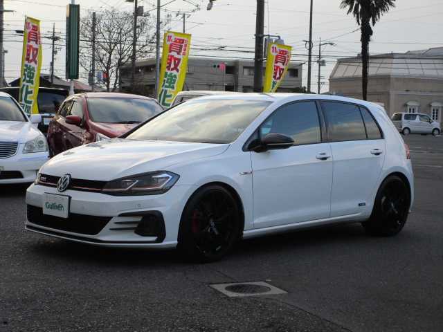 フォルクスワーゲン ゴルフ ＧＴＩ 岡山県 2018(平30)年 7.4万km ピュアホワイト ・テクノロジーパッケージ/・ダイナミックコーナリングライト/・デジタルメータークラスター/・ダークテールランプ/・LEDテールランプ（ダイナミックインジゲーター）/ディスカバープロパッケージ/純正9.2インチナビ/DVD再生可能/CD/Bluetooth/ジェスチャーコントロール/2.0対応ETC/LEDヘッドライト/フォグランプ/パドルシフト/GTI専用シート/スパルコ19AW/社外リアディフューザー/ACC/レーンアシスト/トラフィックアシスト/BSF/スタティックコーナリングライト/バックカメラ/PDC/FDS/社外リアスポイラー