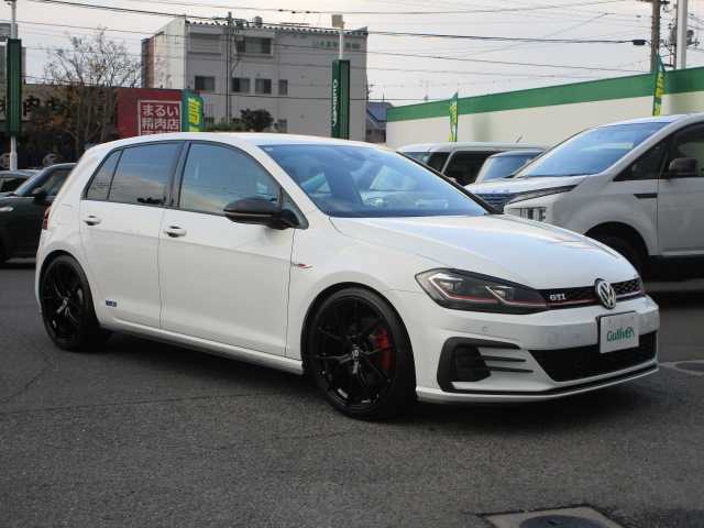 フォルクスワーゲン ゴルフ ＧＴＩ 岡山県 2018(平30)年 7.4万km ピュアホワイト ・テクノロジーパッケージ/・ダイナミックコーナリングライト/・デジタルメータークラスター/・ダークテールランプ/・LEDテールランプ（ダイナミックインジゲーター）/ディスカバープロパッケージ/純正9.2インチナビ/DVD再生可能/CD/Bluetooth/ジェスチャーコントロール/2.0対応ETC/LEDヘッドライト/フォグランプ/パドルシフト/GTI専用シート/スパルコ19AW/社外リアディフューザー/ACC/レーンアシスト/トラフィックアシスト/BSF/スタティックコーナリングライト/バックカメラ/PDC/FDS/社外リアスポイラー