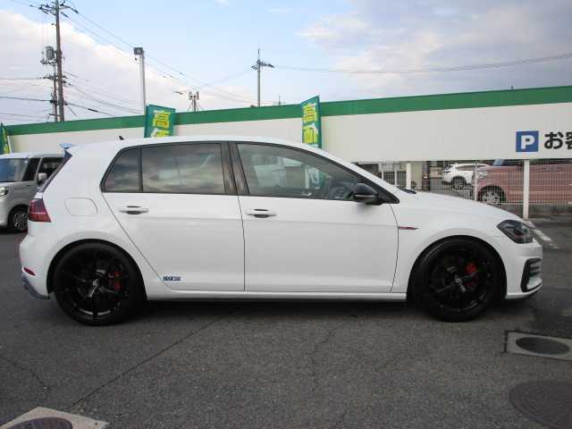 フォルクスワーゲン ゴルフ ＧＴＩ 岡山県 2018(平30)年 7.4万km ピュアホワイト ・テクノロジーパッケージ/・ダイナミックコーナリングライト/・デジタルメータークラスター/・ダークテールランプ/・LEDテールランプ（ダイナミックインジゲーター）/ディスカバープロパッケージ/純正9.2インチナビ/DVD再生可能/CD/Bluetooth/ジェスチャーコントロール/2.0対応ETC/LEDヘッドライト/フォグランプ/パドルシフト/GTI専用シート/スパルコ19AW/社外リアディフューザー/ACC/レーンアシスト/トラフィックアシスト/BSF/スタティックコーナリングライト/バックカメラ/PDC/FDS/社外リアスポイラー