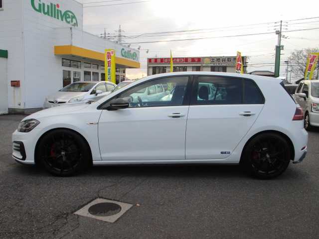フォルクスワーゲン ゴルフ ＧＴＩ 岡山県 2018(平30)年 7.4万km ピュアホワイト ・テクノロジーパッケージ/・ダイナミックコーナリングライト/・デジタルメータークラスター/・ダークテールランプ/・LEDテールランプ（ダイナミックインジゲーター）/ディスカバープロパッケージ/純正9.2インチナビ/DVD再生可能/CD/Bluetooth/ジェスチャーコントロール/2.0対応ETC/LEDヘッドライト/フォグランプ/パドルシフト/GTI専用シート/スパルコ19AW/社外リアディフューザー/ACC/レーンアシスト/トラフィックアシスト/BSF/スタティックコーナリングライト/バックカメラ/PDC/FDS/社外リアスポイラー