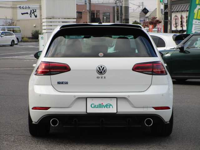 フォルクスワーゲン ゴルフ ＧＴＩ 岡山県 2018(平30)年 7.4万km ピュアホワイト ・テクノロジーパッケージ/・ダイナミックコーナリングライト/・デジタルメータークラスター/・ダークテールランプ/・LEDテールランプ（ダイナミックインジゲーター）/ディスカバープロパッケージ/純正9.2インチナビ/DVD再生可能/CD/Bluetooth/ジェスチャーコントロール/2.0対応ETC/LEDヘッドライト/フォグランプ/パドルシフト/GTI専用シート/スパルコ19AW/社外リアディフューザー/ACC/レーンアシスト/トラフィックアシスト/BSF/スタティックコーナリングライト/バックカメラ/PDC/FDS/社外リアスポイラー