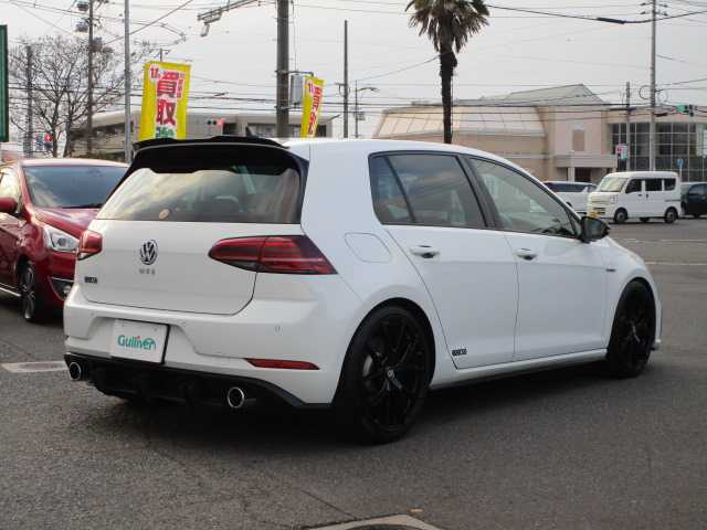 フォルクスワーゲン ゴルフ ＧＴＩ 岡山県 2018(平30)年 7.4万km ピュアホワイト ・テクノロジーパッケージ/・ダイナミックコーナリングライト/・デジタルメータークラスター/・ダークテールランプ/・LEDテールランプ（ダイナミックインジゲーター）/ディスカバープロパッケージ/純正9.2インチナビ/DVD再生可能/CD/Bluetooth/ジェスチャーコントロール/2.0対応ETC/LEDヘッドライト/フォグランプ/パドルシフト/GTI専用シート/スパルコ19AW/社外リアディフューザー/ACC/レーンアシスト/トラフィックアシスト/BSF/スタティックコーナリングライト/バックカメラ/PDC/FDS/社外リアスポイラー