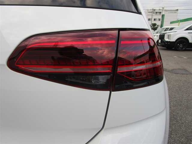 フォルクスワーゲン ゴルフ ＧＴＩ 岡山県 2018(平30)年 7.4万km ピュアホワイト ・テクノロジーパッケージ/・ダイナミックコーナリングライト/・デジタルメータークラスター/・ダークテールランプ/・LEDテールランプ（ダイナミックインジゲーター）/ディスカバープロパッケージ/純正9.2インチナビ/DVD再生可能/CD/Bluetooth/ジェスチャーコントロール/2.0対応ETC/LEDヘッドライト/フォグランプ/パドルシフト/GTI専用シート/スパルコ19AW/社外リアディフューザー/ACC/レーンアシスト/トラフィックアシスト/BSF/スタティックコーナリングライト/バックカメラ/PDC/FDS/社外リアスポイラー