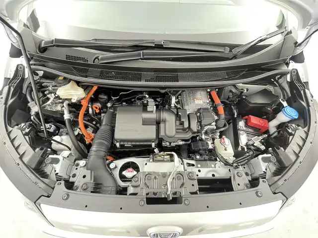 ホンダ フリード ハイブリット e:HEV クロスター 千葉県 2025(令7)年 0.1万km未満 プラチナホワイトパール ホンダセンシング/・衝突軽減ブレーキ/・先行車発進お知らせ機能/・先行者事故低減ステアリング/・路外逸脱抑制機能/・標識認識機能/・渋滞追従機能付きアダクティブクルーズコントロール/・車線維持支援システム/・トラフィックジャムアシスト（渋滞運転支援機能）/・ブラインドスポットインフォメーション/・前後誤発進抑制機能/・近距離衝突軽減ブレーキ/・急アクセル抑制機能/・パーキングセンサーシステム/・オートハイビーム/両側パワースライドドア/ホンダ9インチコネクトナビ/・型式：LXM-242ZFNI/・Apple Car Play/Android Auto//　フルセグTV/Bluetooth/FM/AM/バックカメラ/シートヒーター/ハーフレザーシート/LEDオートヘッドライト/電子パーキング/オートブレーキホールド/ルーフレール/リアクーラー/2列目キャプテンシート/純正15インチアルミホイール/プッシュスタート/スマートキー/スペアキー1本/取扱説明書/保証書/禁煙車