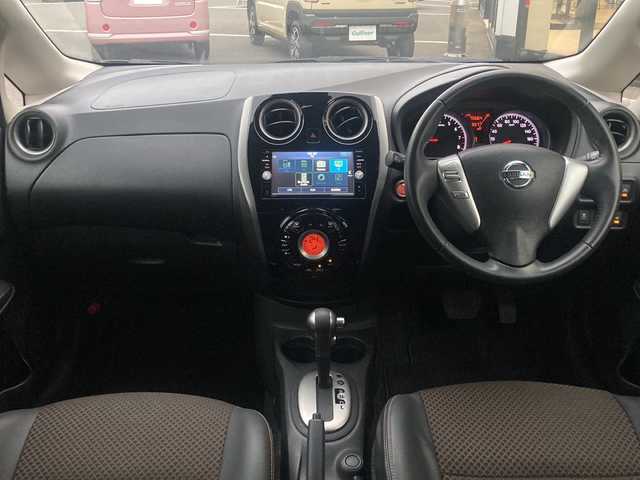 日産 ノート メダリスト X 福岡県 2016(平28)年 7.6万km スーパーブラック 純正SDナビ(MC315D-W)/FM/AM/CD/DVD/SD/BT/フルセグTV/アラウンドビューモニター/衝突被害軽減ブレーキ/車線逸脱警報/横滑り防止装置/アイドリングストップ/プッシュスタート/ETC/ステアリングスイッチ/オートライト/純正フロアマット/規格外15インチアルミホイール