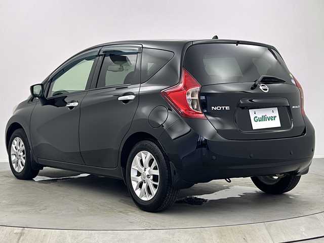 日産 ノート メダリスト X 大阪府 2016(平28)年 7.6万km スーパーブラック 純正SDナビ(MC315D-W)/FM/AM/CD/DVD/SD/BT/フルセグTV/アラウンドビューモニター/衝突被害軽減ブレーキ/車線逸脱警報/横滑り防止装置/アイドリングストップ/プッシュスタート/ETC/ステアリングスイッチ/オートライト/純正フロアマット/規格外15インチアルミホイール