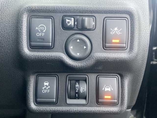 日産 ノート メダリスト X 福岡県 2016(平28)年 7.6万km スーパーブラック 純正SDナビ(MC315D-W)/FM/AM/CD/DVD/SD/BT/フルセグTV/アラウンドビューモニター/衝突被害軽減ブレーキ/車線逸脱警報/横滑り防止装置/アイドリングストップ/プッシュスタート/ETC/ステアリングスイッチ/オートライト/純正フロアマット/規格外15インチアルミホイール