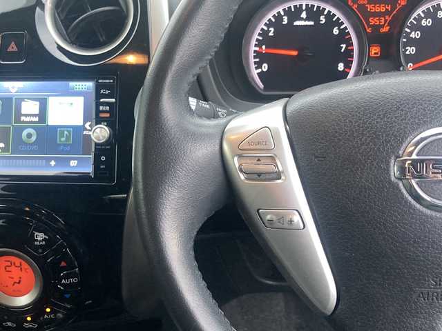 日産 ノート メダリスト X 福岡県 2016(平28)年 7.6万km スーパーブラック 純正SDナビ(MC315D-W)/FM/AM/CD/DVD/SD/BT/フルセグTV/アラウンドビューモニター/衝突被害軽減ブレーキ/車線逸脱警報/横滑り防止装置/アイドリングストップ/プッシュスタート/ETC/ステアリングスイッチ/オートライト/純正フロアマット/規格外15インチアルミホイール