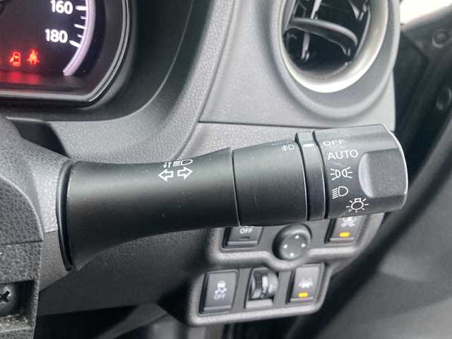 日産 ノート メダリスト X 福岡県 2016(平28)年 7.6万km スーパーブラック 純正SDナビ(MC315D-W)/FM/AM/CD/DVD/SD/BT/フルセグTV/アラウンドビューモニター/衝突被害軽減ブレーキ/車線逸脱警報/横滑り防止装置/アイドリングストップ/プッシュスタート/ETC/ステアリングスイッチ/オートライト/純正フロアマット/規格外15インチアルミホイール