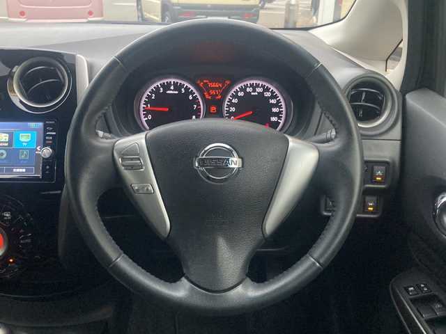 日産 ノート メダリスト X 福岡県 2016(平28)年 7.6万km スーパーブラック 純正SDナビ(MC315D-W)/FM/AM/CD/DVD/SD/BT/フルセグTV/アラウンドビューモニター/衝突被害軽減ブレーキ/車線逸脱警報/横滑り防止装置/アイドリングストップ/プッシュスタート/ETC/ステアリングスイッチ/オートライト/純正フロアマット/規格外15インチアルミホイール