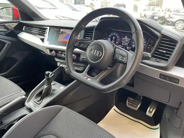 アウディ Ａ１ SB 35TFSI Sライン 和歌山県 2019(令1)年 3.6万km ミサノレッドパールエフェクト バーチャルコックピット /Sラインパッケージ/コントラストルーフ/ミサノレッド /AW19インチOP /コンビニエンスパッケージ/・リヤビューカメラ/・アドンバストキー/アシスタンスパッケージ /・ACC/・ハイビームアシスト/・レーンアシスト/・アウディセンスベーシック/ブラックエンブレエム（フォーリングス） /ワイヤレスチャージング /TV 　/Apple car play