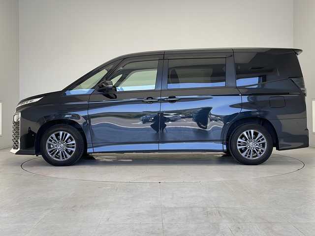 トヨタ ヴォクシー S－G 愛知県 2022(令4)年 3.3万km グリッターブラックガラスフレーク 快適利便パッケージ/アドバンストパーク/純正10.5型ディスプレイオーディオ（ナビあり）/フリップダウンモニター/全方位カメラ/レーダークルーズコントロール/両側電動スライドドア/シートヒーター/フルセグ/CD/DVD/Bluetooth/バックカメラ/コーナーセンサー/純正アルミホイール/ＥＴＣ２．０/LEDヘッドライト/オートマチックハイビーム/前後ドライブレコーダー/ステアリングスイッチ/スマートキー/プッシュスタート