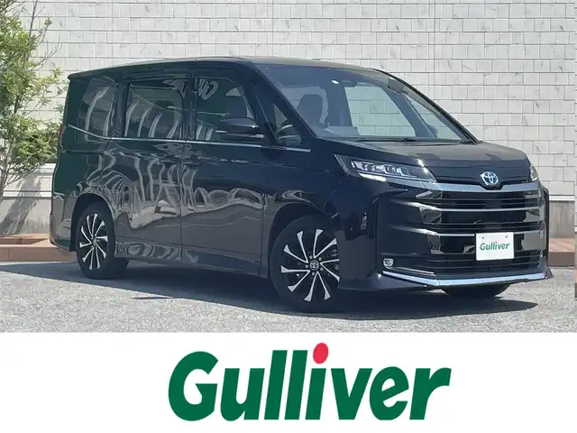 トヨタ ノア ハイブリッド 滋賀県 2023(令5)年 3.3万km スパークリングブラックパールクリスタルシャイン ガソリン/2WD/CVT/純正10.5インチナビ/(AM/FM/CD/DVD/Bluetooth/USB/フルセグTV)/純正フリップダウンモニター/ブラインドスポットモニター/バックカメラ/両側パワースライドドア/電動リアゲート/オットマン/ヘッドアップディスプレイ/ビルトインETC2.0/運転席・助手席　エアシート/シートヒーター/ハーフレザーシート/トヨタセーフティセンス/・レーンキープアシスト/・レーダークルーズコントロール/・プリクラッシュブレーキアシスト/・オートマチックハイビーム/横滑り防止システム/コーナーセンサー/電動サイドブレーキ/ステアリングヒーター/革巻きステアリング/ステアリングスイッチ/LEDヘッドライト/オートライト/プッシュスタート/スマートキー/純正フロアマット/純正ドアバイザー/電格ウインカーミラー