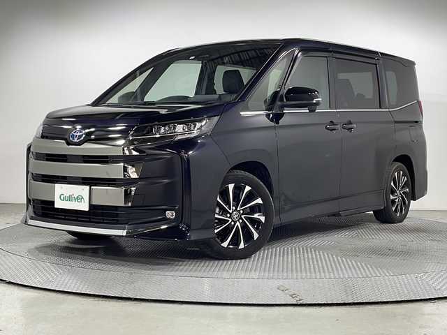 トヨタ ノア ハイブリッド S－Z 広島県 2023(令5)年 3.3万km スパークリングブラックパールクリスタルシャイン 禁煙車/純正１０．５型ナビ　/両側パワースライドドア　/後席モニター　/シートヒーター　/デジタルルームミラー　/バックカメラ　/レーダークルーズコントロール　/ステアリングヒーター　/フルセグ　/アダブティブLEDヘッドライト　/ETC/電動リアゲート/ユニバーサルステップ/ヘッドアップディスプレイ/純正17インチアルミホイール(205/55/R17)/エアバック（運転席/助手席/サイド/カーテン）