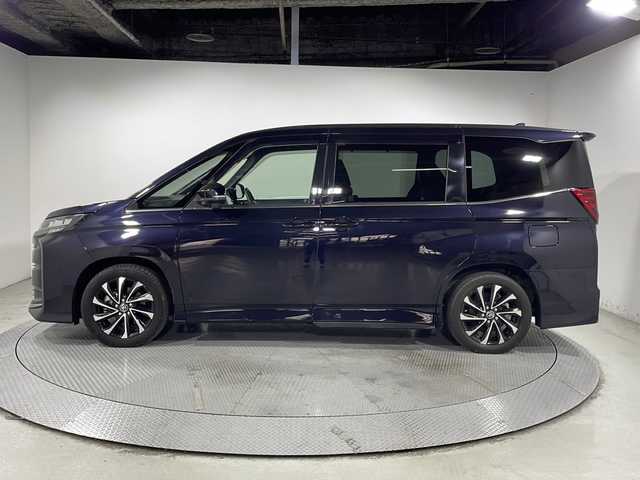 トヨタ ノア ハイブリッド S－Z 広島県 2023(令5)年 3.3万km スパークリングブラックパールクリスタルシャイン 禁煙車/純正１０．５型ナビ　/両側パワースライドドア　/後席モニター　/シートヒーター　/デジタルルームミラー　/バックカメラ　/レーダークルーズコントロール　/ステアリングヒーター　/フルセグ　/アダブティブLEDヘッドライト　/ETC/電動リアゲート/ユニバーサルステップ/ヘッドアップディスプレイ/純正17インチアルミホイール(205/55/R17)/エアバック（運転席/助手席/サイド/カーテン）