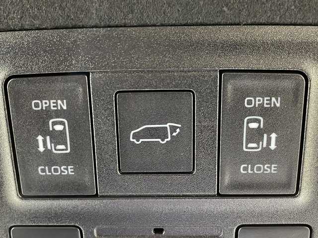 トヨタ ノア ハイブリッド S－Z 広島県 2023(令5)年 3.3万km スパークリングブラックパールクリスタルシャイン 禁煙車/純正１０．５型ナビ　/両側パワースライドドア　/後席モニター　/シートヒーター　/デジタルルームミラー　/バックカメラ　/レーダークルーズコントロール　/ステアリングヒーター　/フルセグ　/アダブティブLEDヘッドライト　/ETC/電動リアゲート/ユニバーサルステップ/ヘッドアップディスプレイ/純正17インチアルミホイール(205/55/R17)/エアバック（運転席/助手席/サイド/カーテン）